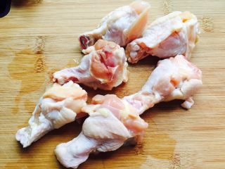 3、秘制红烧鸡腿,轻划两刀使鸡腿更入味