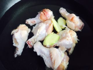 5、秘制红烧鸡腿,放入姜片