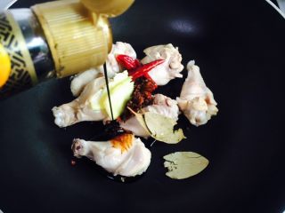 11、秘制红烧鸡腿,倒入60ml红烧汁