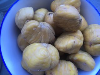 2、香菇栗子炖鸡,栗子剥壳洗净