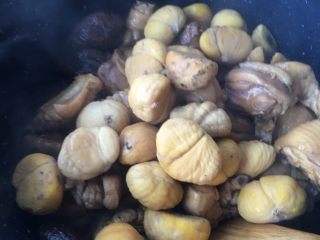 12、香菇栗子炖鸡,再放入栗子一起翻炒