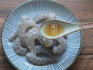 3、芦笋炒虾仁,倒入少许料酒；’