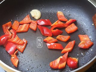 8、芦笋炒虾仁,炒锅内放油，放入蒜和辣椒翻炒；