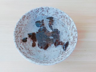 2、黄瓜木耳炒鸡蛋,黑木耳温水泡发半小时。