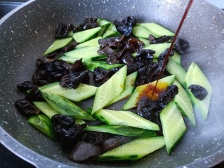 13、黄瓜木耳炒鸡蛋,加一点点生抽。