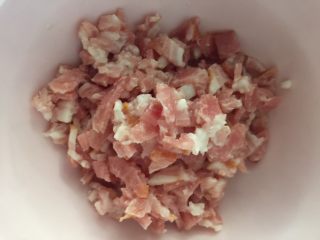 8、土豆沙拉包,培根切成2mm大小的小丁