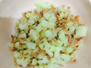 11、土豆沙拉包,把土豆丁和培根丁混合一起