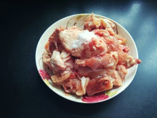 3、土豆烧鸡块,放适量的盐，料酒腌制两小时。