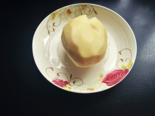 4、土豆烧鸡块,土豆削皮洗净。