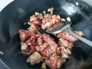 9、土豆烧鸡块,倒入腌制好的鸡块，翻炒。