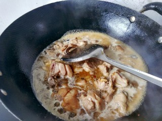 12、土豆烧鸡块,锅中倒入清水，加适量的盐，清水以刚刚盖过鸡块为宜。