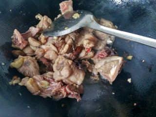 10、土豆烧鸡块,鸡块炒香，放入八角，桂皮，花椒，白糖，继续翻炒。
