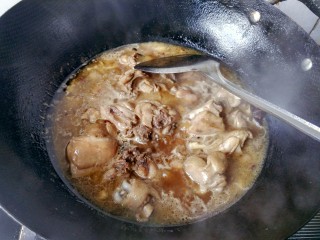 13、土豆烧鸡块,大火烧开转中火。