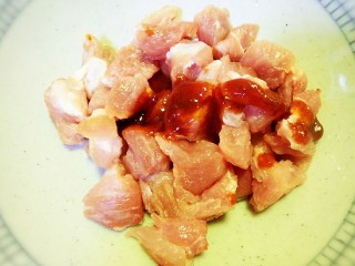 2、#猪年#新奥尔良小酥肉,把里脊肉切成大拇指大小的丁,放入烧烤酱,抓匀腌制一夜