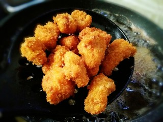 7、#猪年#新奥尔良小酥肉,再后来看到定型并微微上色时,转大火炸到金黄酥脆,如图,就可以捞出