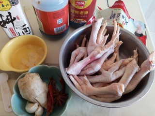 1、红烧鸡爪,准备原料
