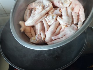 4、红烧鸡爪,放入鸡爪