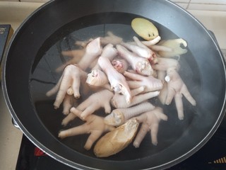 5、红烧鸡爪,焯出血沫