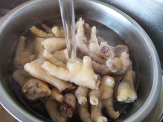 6、红烧鸡爪,冲洗干净控水