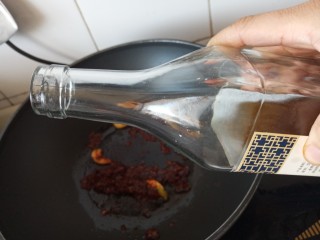 11、红烧鸡爪,料酒翻炒均匀