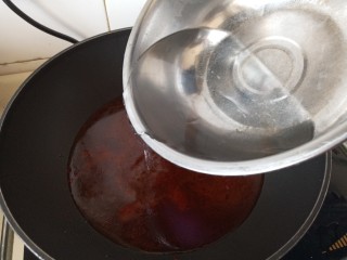 12、红烧鸡爪,加入清水