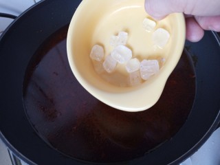 13、红烧鸡爪,放入冰糖