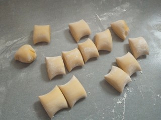 5、南瓜玫瑰馒头。,然后再把面团排气，撒一些干粉，分成小段