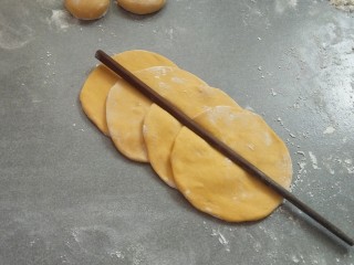 9、南瓜玫瑰馒头。,用筷子朝中间压出一条痕