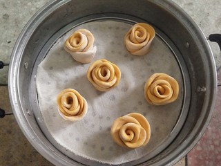 13、南瓜玫瑰馒头。,放入蒸锅，盖上盖子，静置20分钟，现在天气这么凉，蒸锅里面一定要放温水