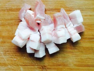 2、干锅包菜(简易版),五花肉洗干净切块