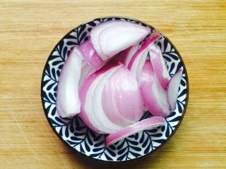 3、干锅包菜(简易版),洋葱清洗干净切片