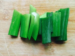 4、干锅包菜(简易版),青蒜叶清洗干净切段