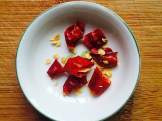 5、干锅包菜(简易版),干辣椒切圈