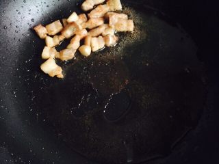 8、干锅包菜(简易版),用锅铲推在锅边