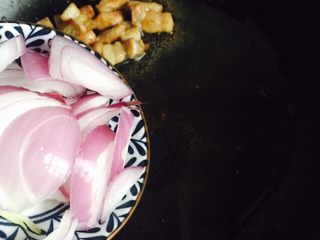 9、干锅包菜(简易版),倒入洋葱