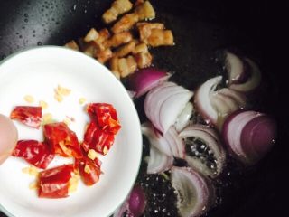 10、干锅包菜(简易版),倒入辣椒中火翻炒片刻