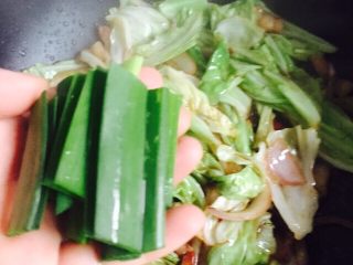 15、干锅包菜(简易版),再放入青蒜叶翻炒至断生