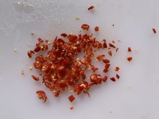 4、凉拌海带丝,小米椒切碎