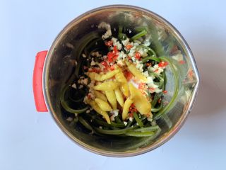 14、凉拌海带丝,加泡椒