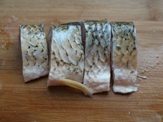 1、≈黄焖鱼块≈,半只草鱼去头去尾，剁成3厘米左右宽的鱼块