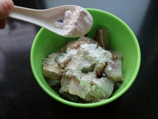 4、≈黄焖鱼块≈,再加入一勺红薯粉