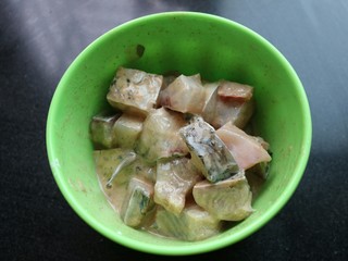 6、≈黄焖鱼块≈,搅拌均匀，腌制1小时