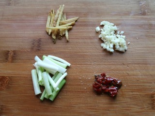 7、≈黄焖鱼块≈,姜切丝，小葱葱白切段，大蒜，红辣椒剁成蓉