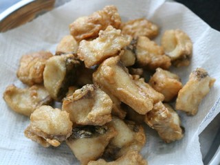 11、≈黄焖鱼块≈,炸至表面金黄，捞出备用