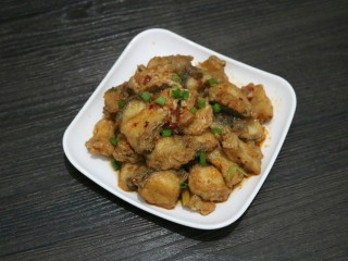 16、≈黄焖鱼块≈,出锅，撒上葱花即可