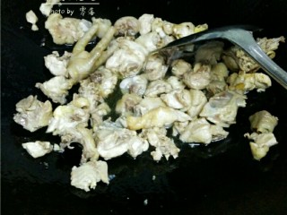 7、板栗烧鸡,放入鸡肉翻炒变色;
