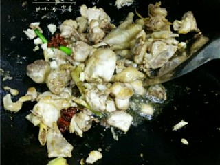 8、板栗烧鸡,放入姜片,葱白,八角,香叶炒香;