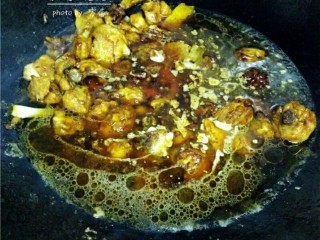 11、板栗烧鸡,大火烧开后,转小火煮20分钟左右,收汁;