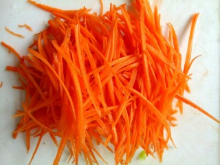 1、香辣凉拌三丝,胡萝卜切丝