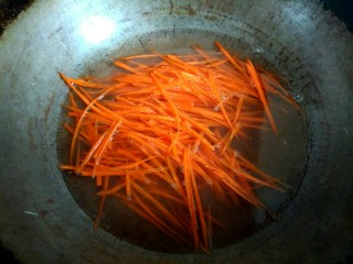 5、香辣凉拌三丝,把胡萝卜丝放入锅中稍微烫一下